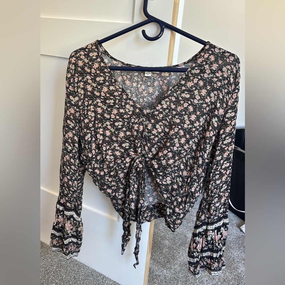American Eagle Floral Cropped Blouse